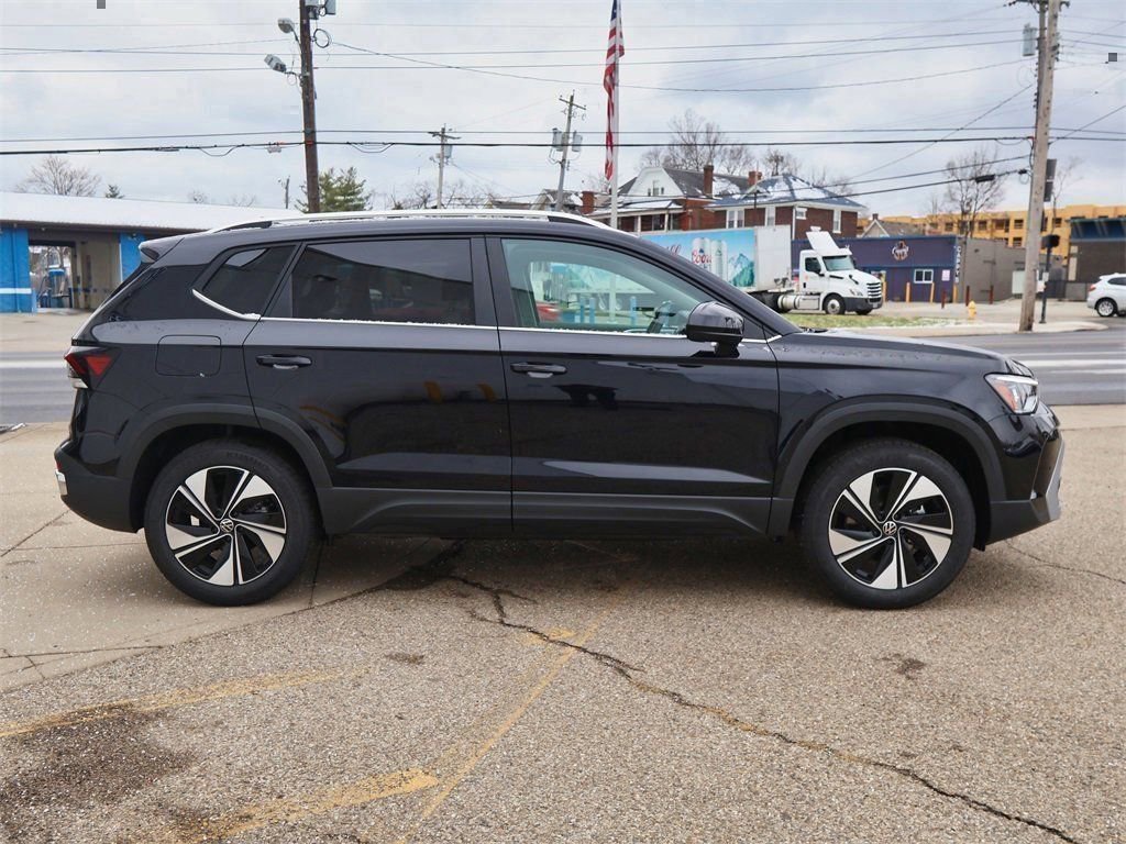 New 2026 Volkswagen Taos SE image 6