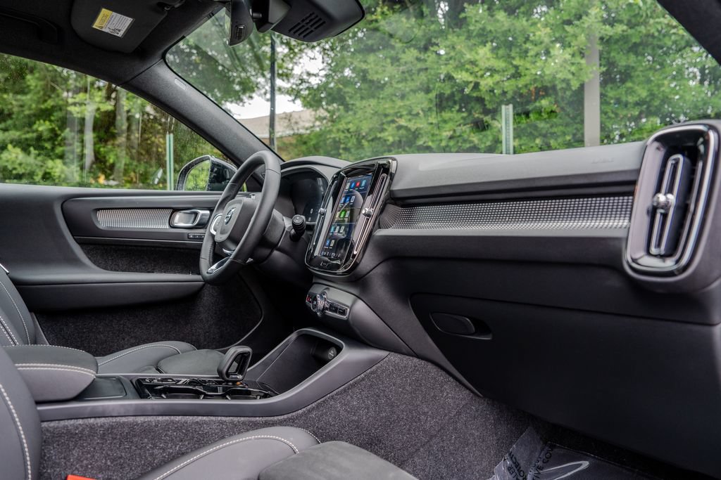 Used 2025 Volvo XC40 B5 Plus AWD/4WD image 23