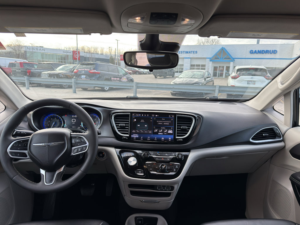 Used 2024 Chrysler Pacifica Touring-L image 27