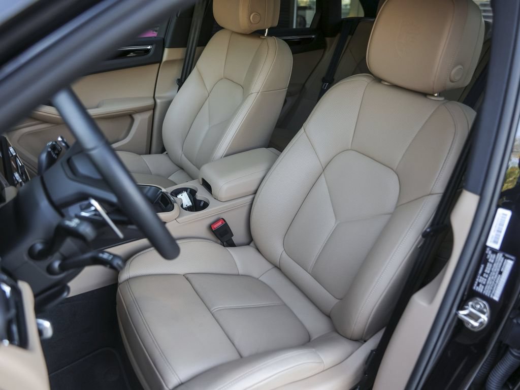 Certified 2026 Porsche Macan AWD/4WD image 5