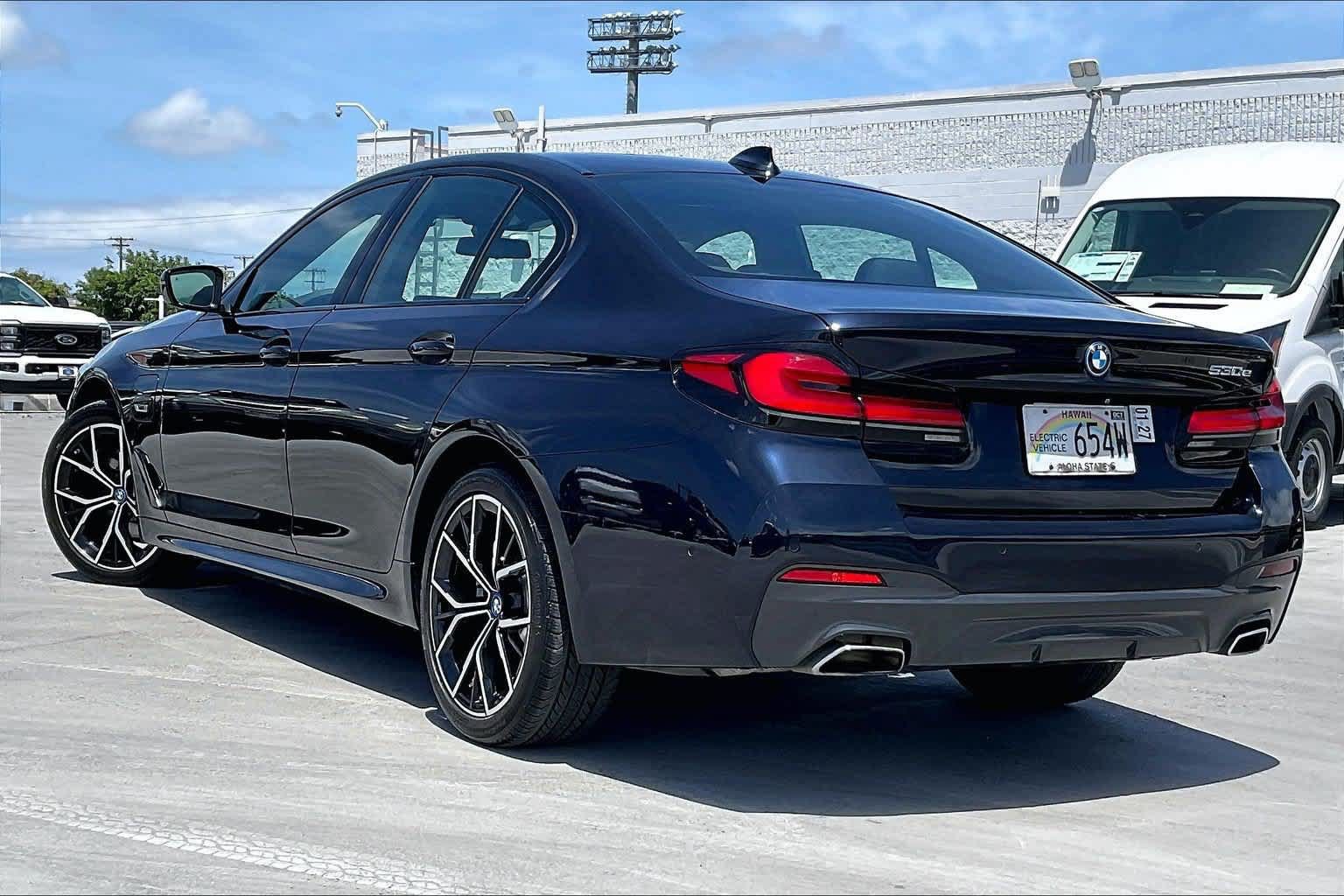 Used 2023 BMW 530e w/ M Sport Package RWD image 4