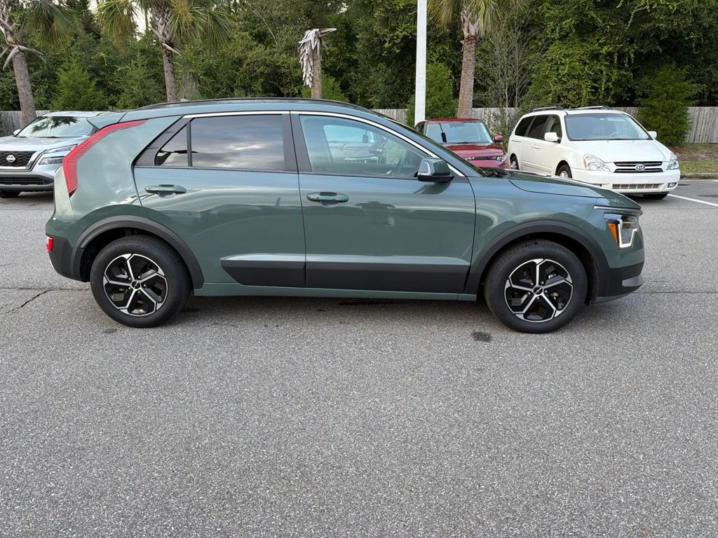 Certified 2025 Kia Niro EX FWD image 3