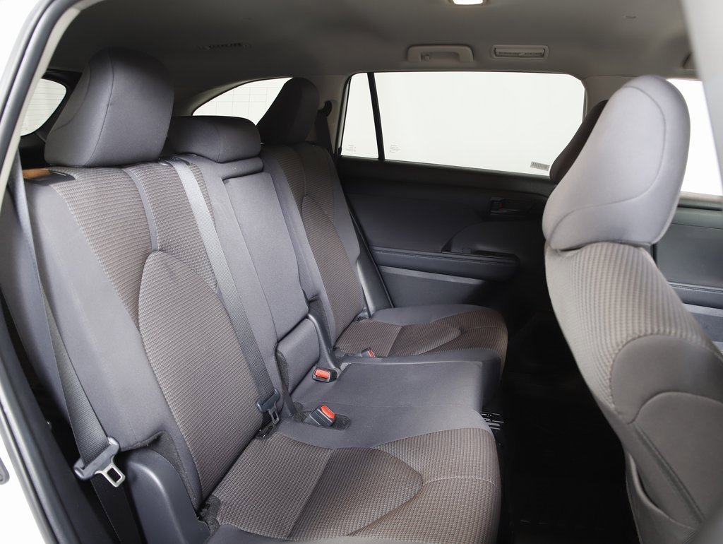 Used 2024 Toyota Highlander LE image 9