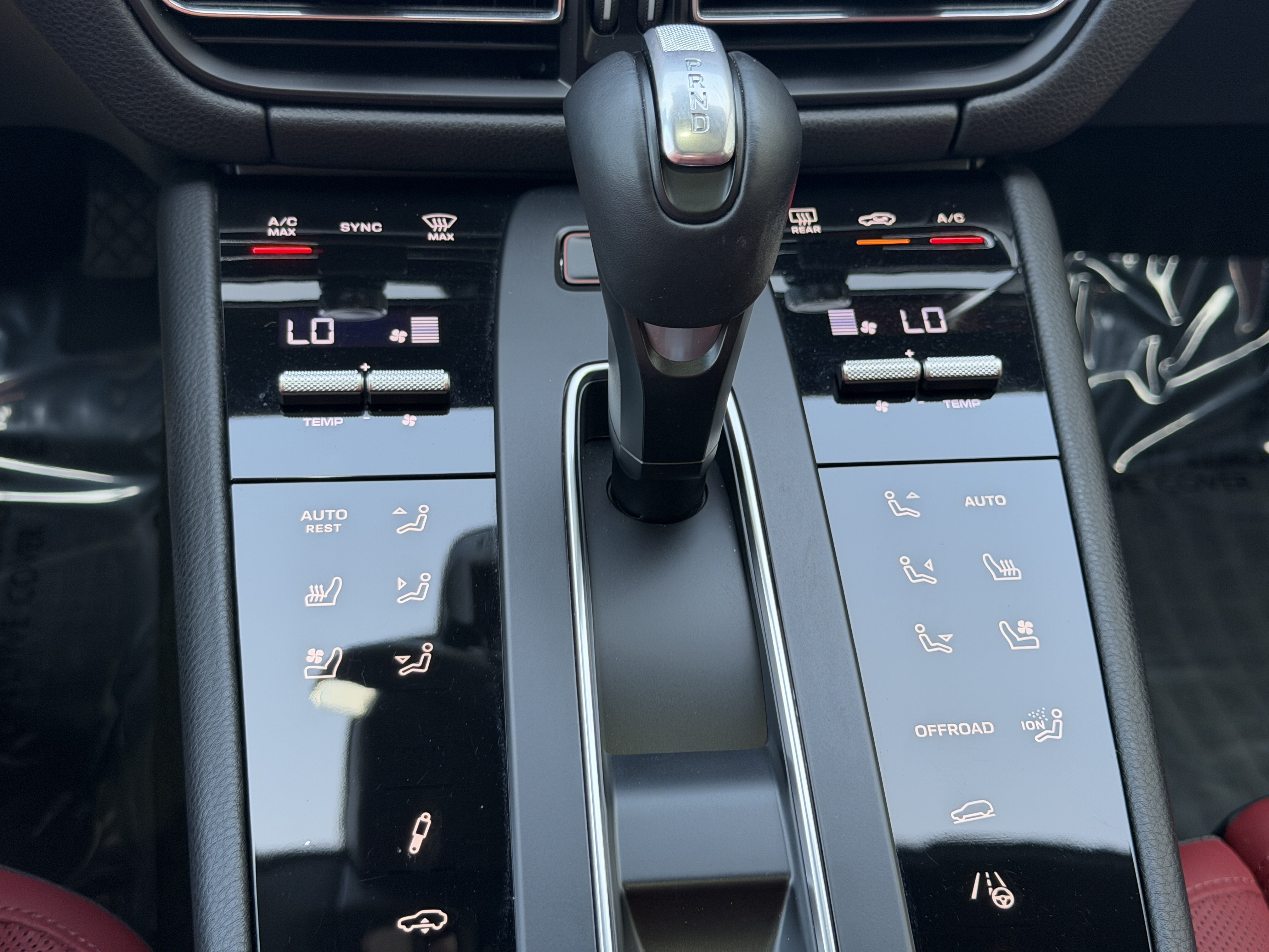 Certified 2023 Porsche Macan Turbo AWD/4WD image 30