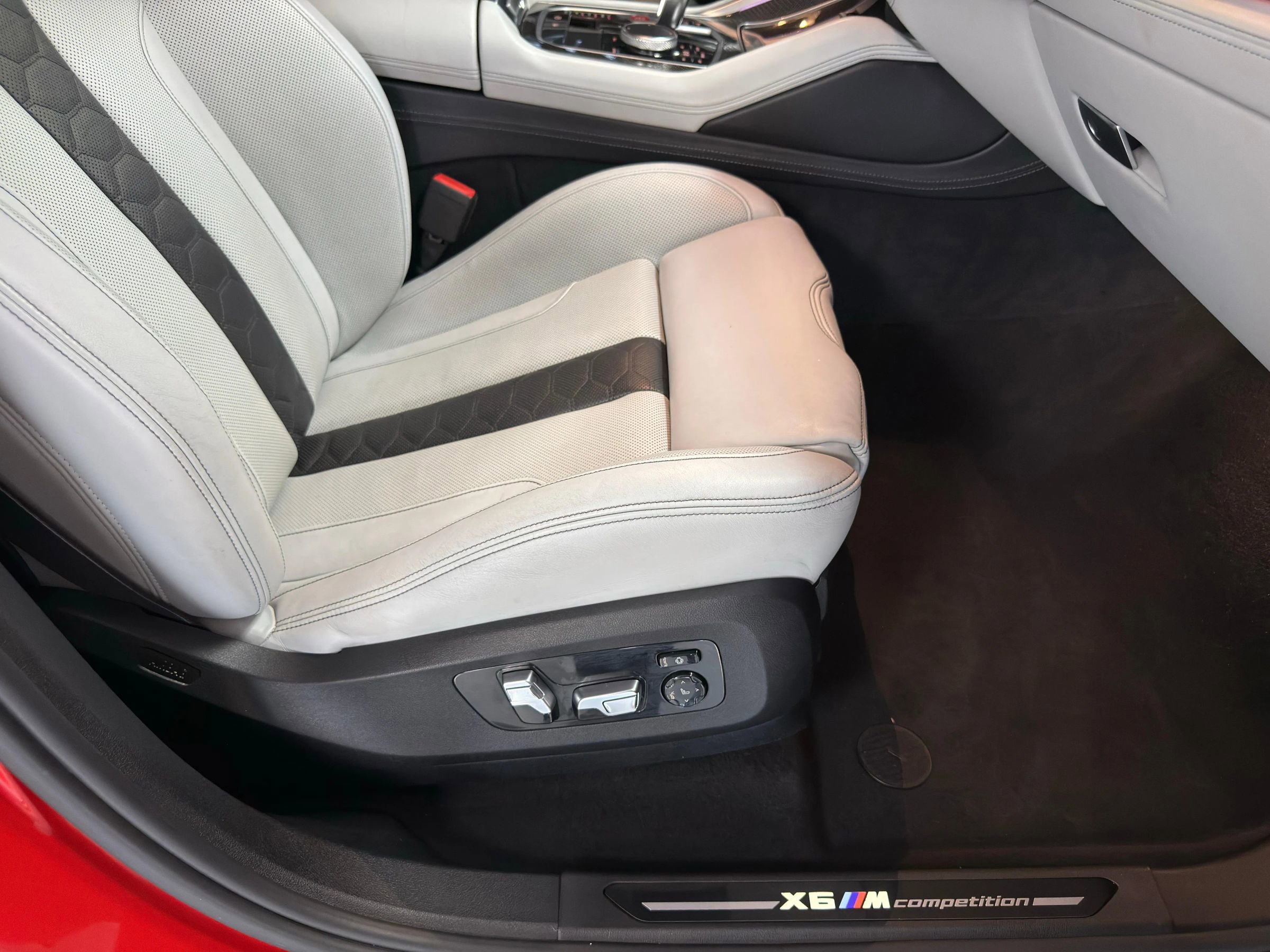 Used 2020 BMW X6 M Competition w/ Executive Package image 19