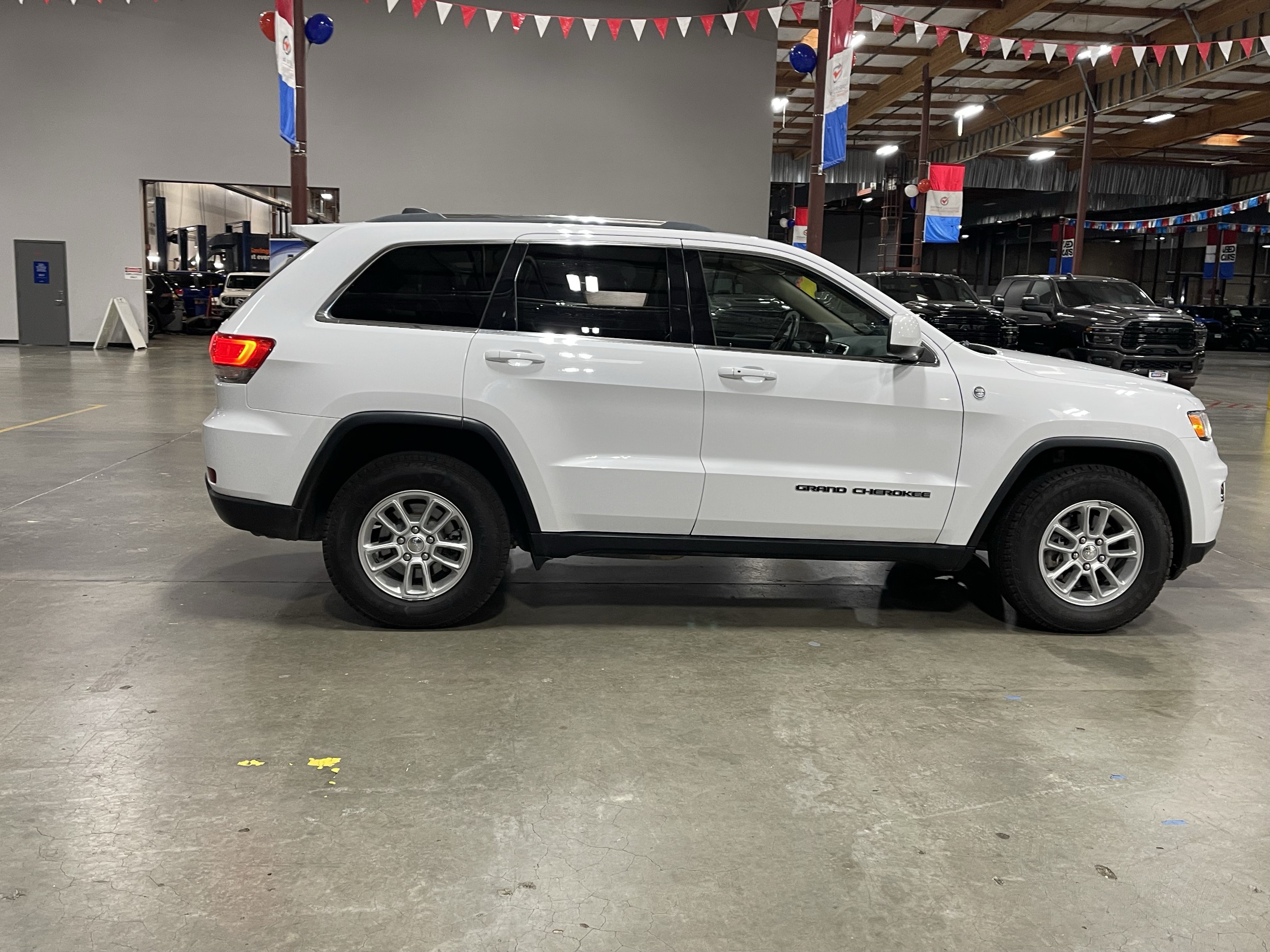 Used 2018 Jeep Grand Cherokee Laredo AWD/4WD image 6