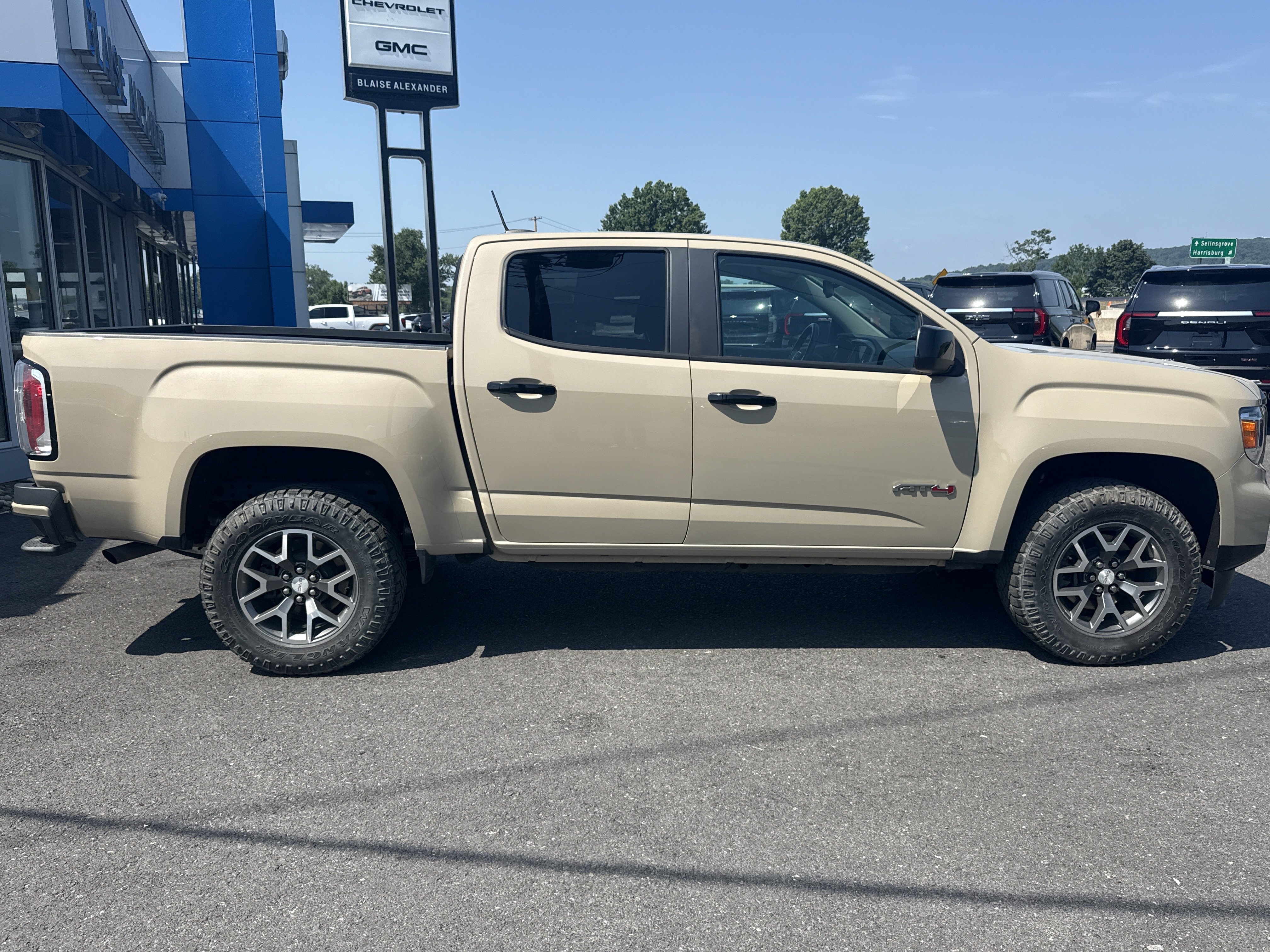 Used 2022 GMC Canyon AT4 w/ Trailering Package AWD/4WD image 2