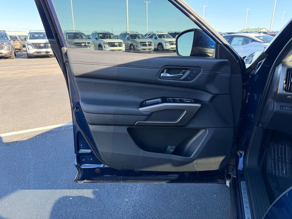 Used 2025 Nissan Pathfinder Platinum image 13