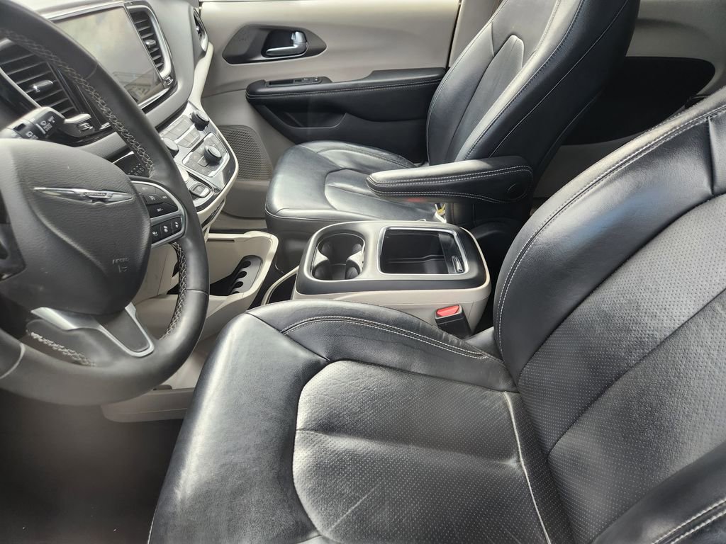 Used 2022 Chrysler Pacifica Touring-L image 10