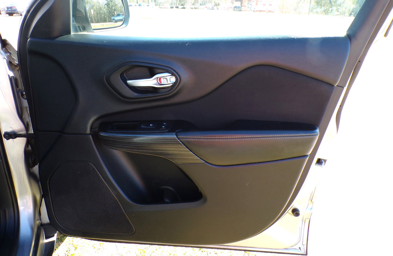 Used 2014 Jeep Cherokee Latitude w/ Comfort/Convenience Group image 22