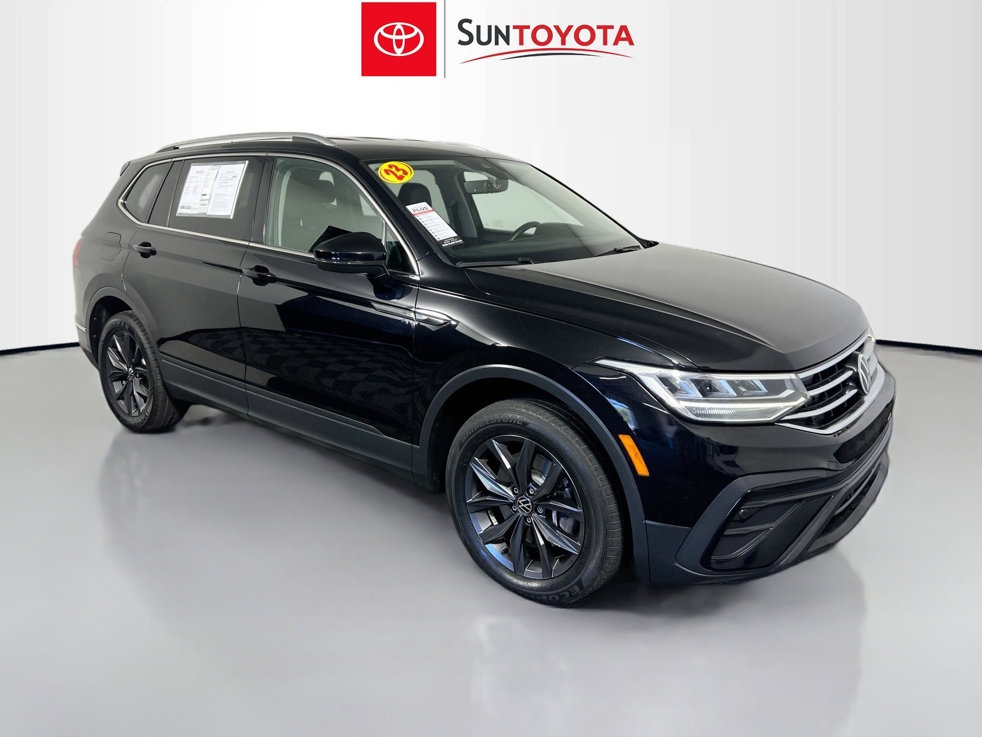 Used 2023 Volkswagen Tiguan SE FWD image 1