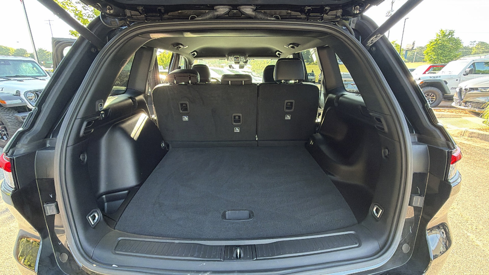Used 2025 Jeep Grand Cherokee Altitude AWD/4WD image 13