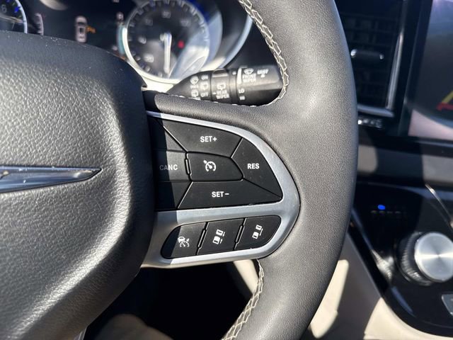 Used 2024 Chrysler Pacifica Touring-L FWD image 27