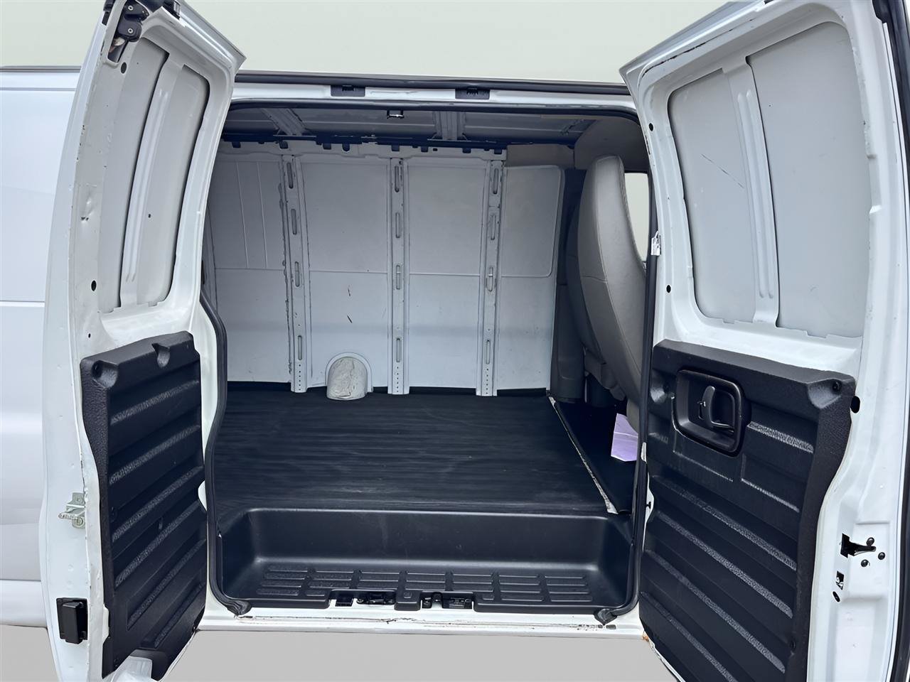 Used 2010 Chevrolet Express 2500 Extended RWD image 14