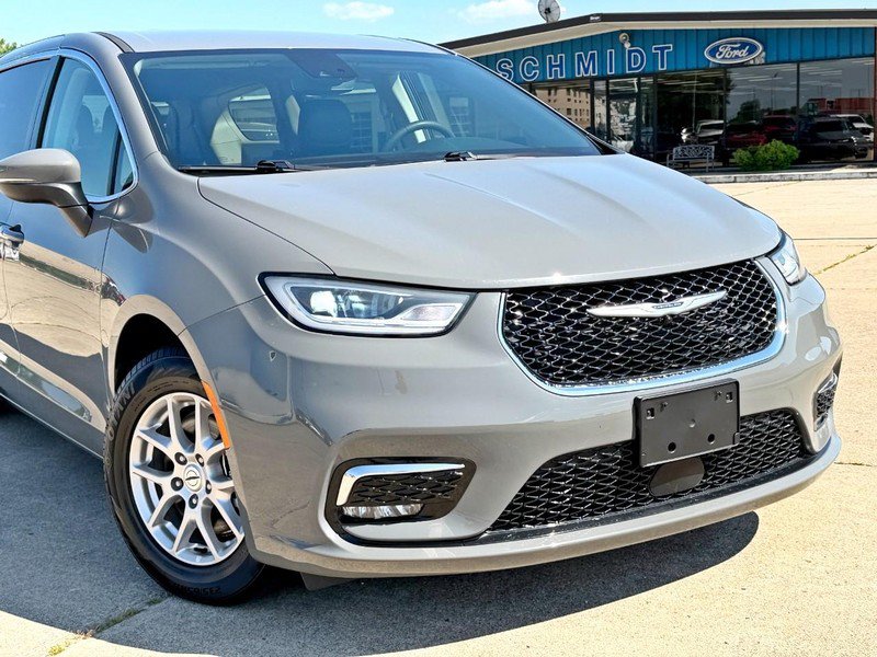 Used 2023 Chrysler Pacifica Touring-L FWD image 8