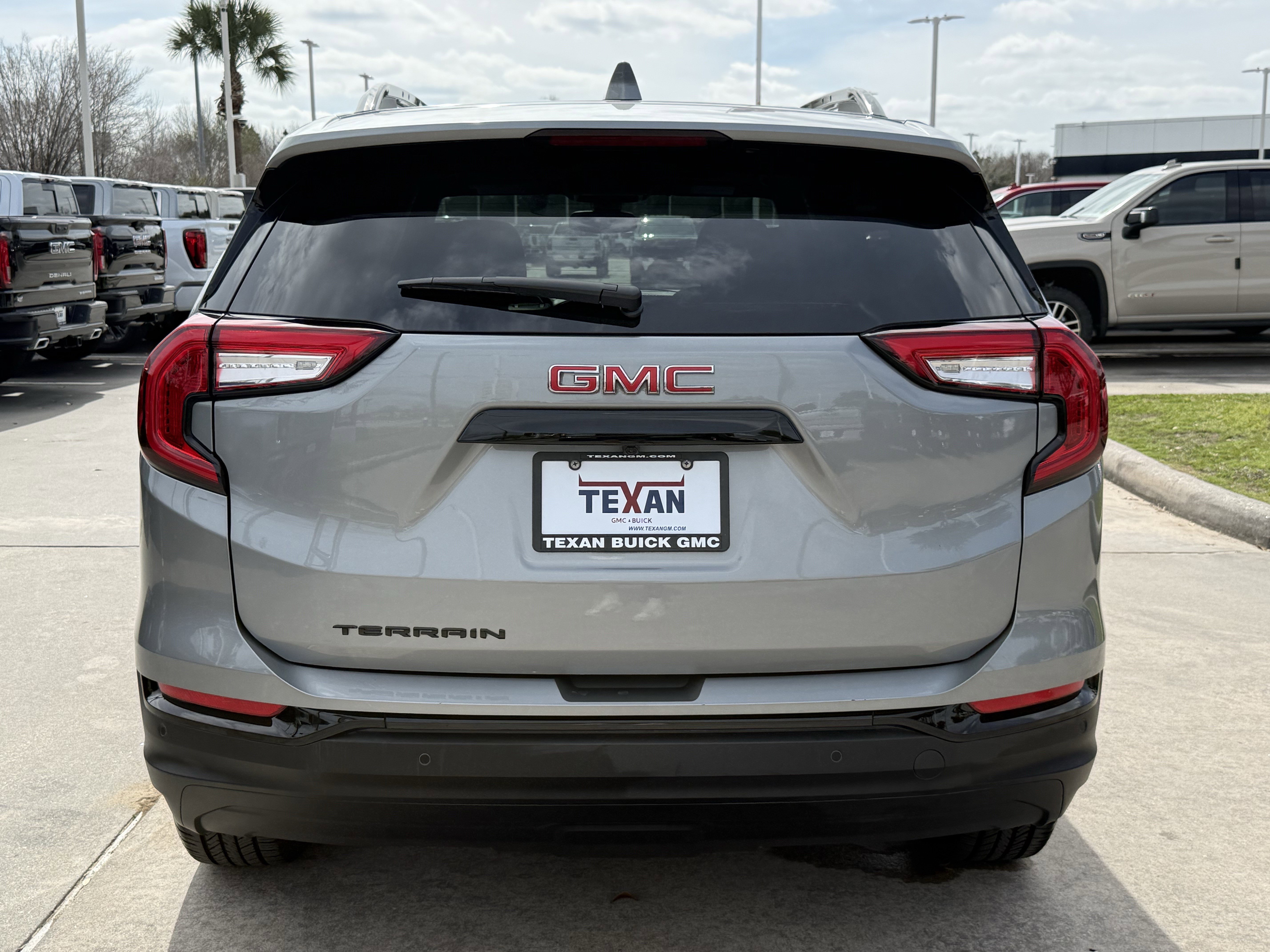 Used 2024 GMC Terrain SLE w/ Driver Convenience Package image 6