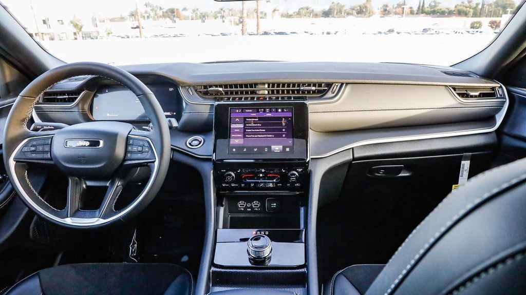 New 2025 Jeep Grand Cherokee Altitude image 13