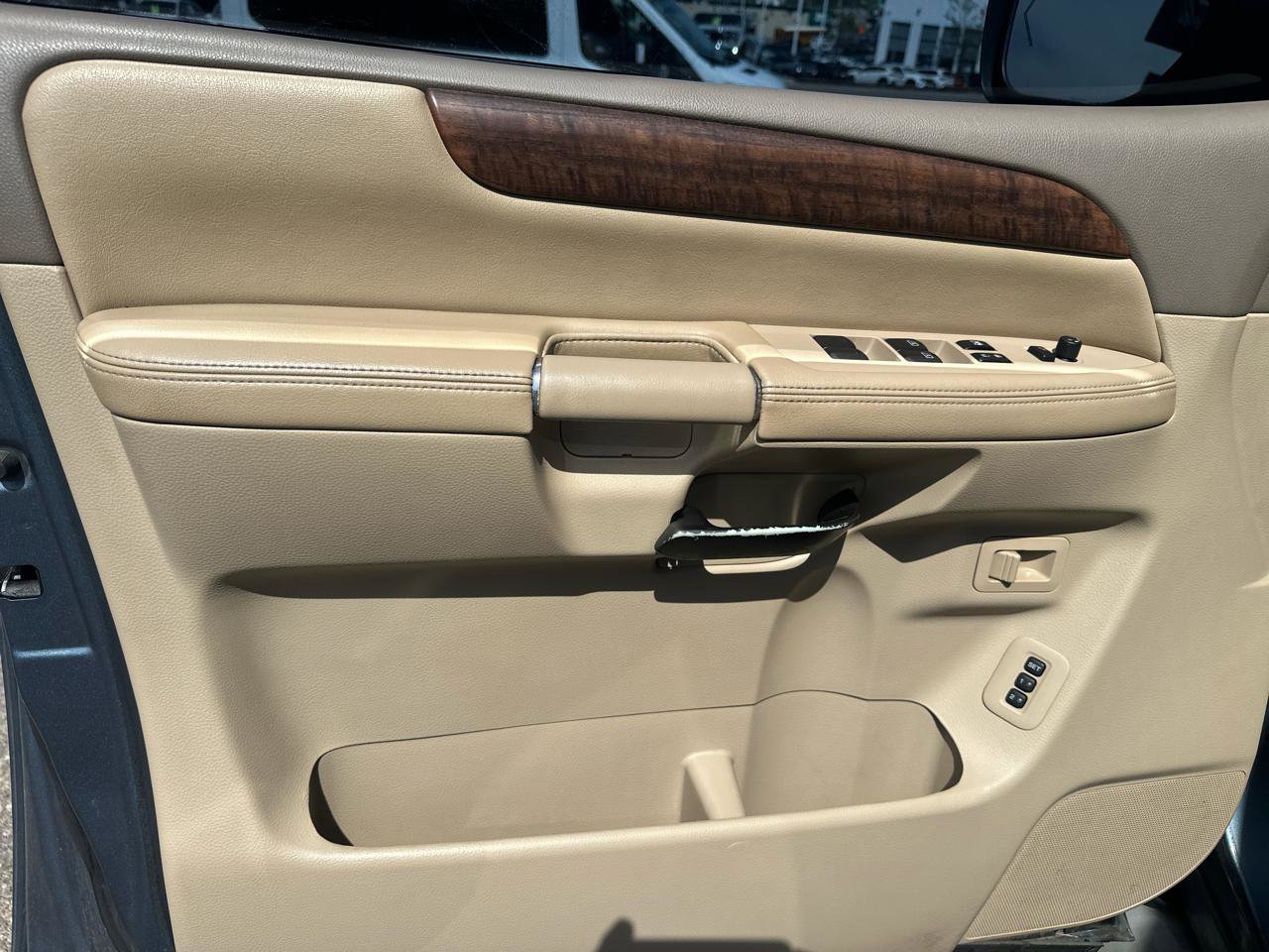 Used 2011 Nissan Armada Platinum image 17
