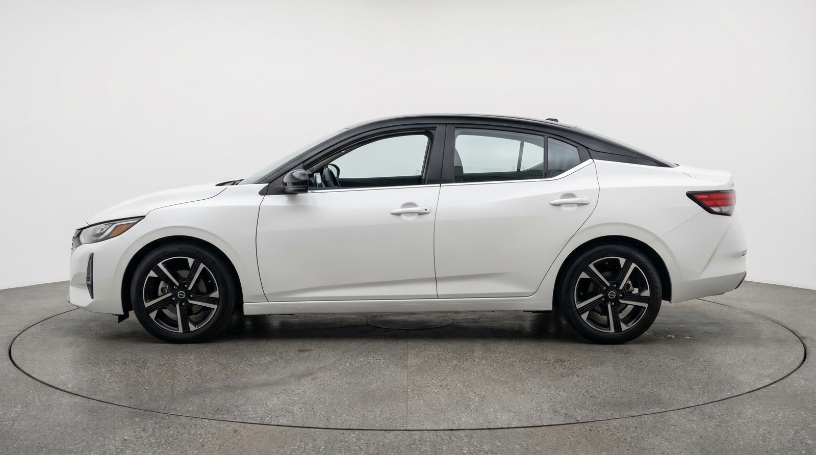 Used 2025 Nissan Sentra SV image 3