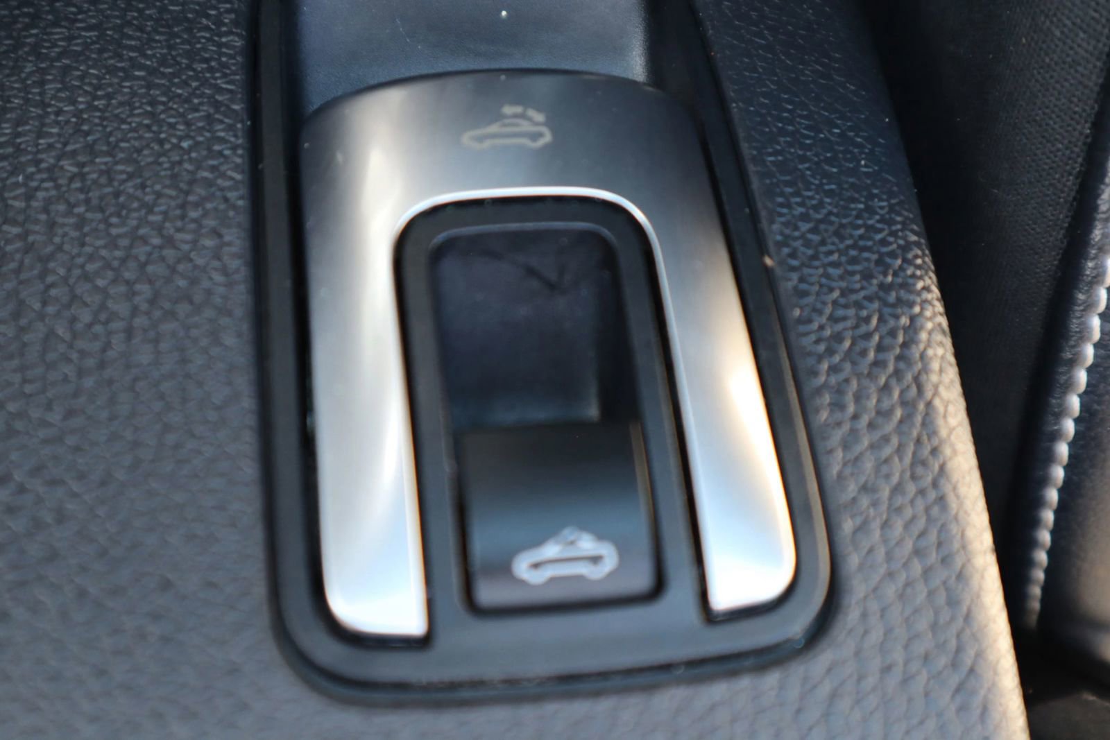 Used 2015 Volkswagen Eos Executive FWD image 26