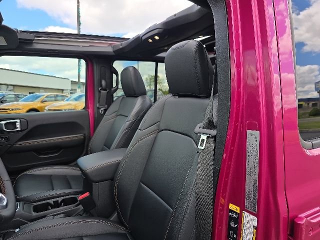 Used 2024 Jeep Wrangler Unlimited Sahara w/ Technology Group AWD/4WD image 21