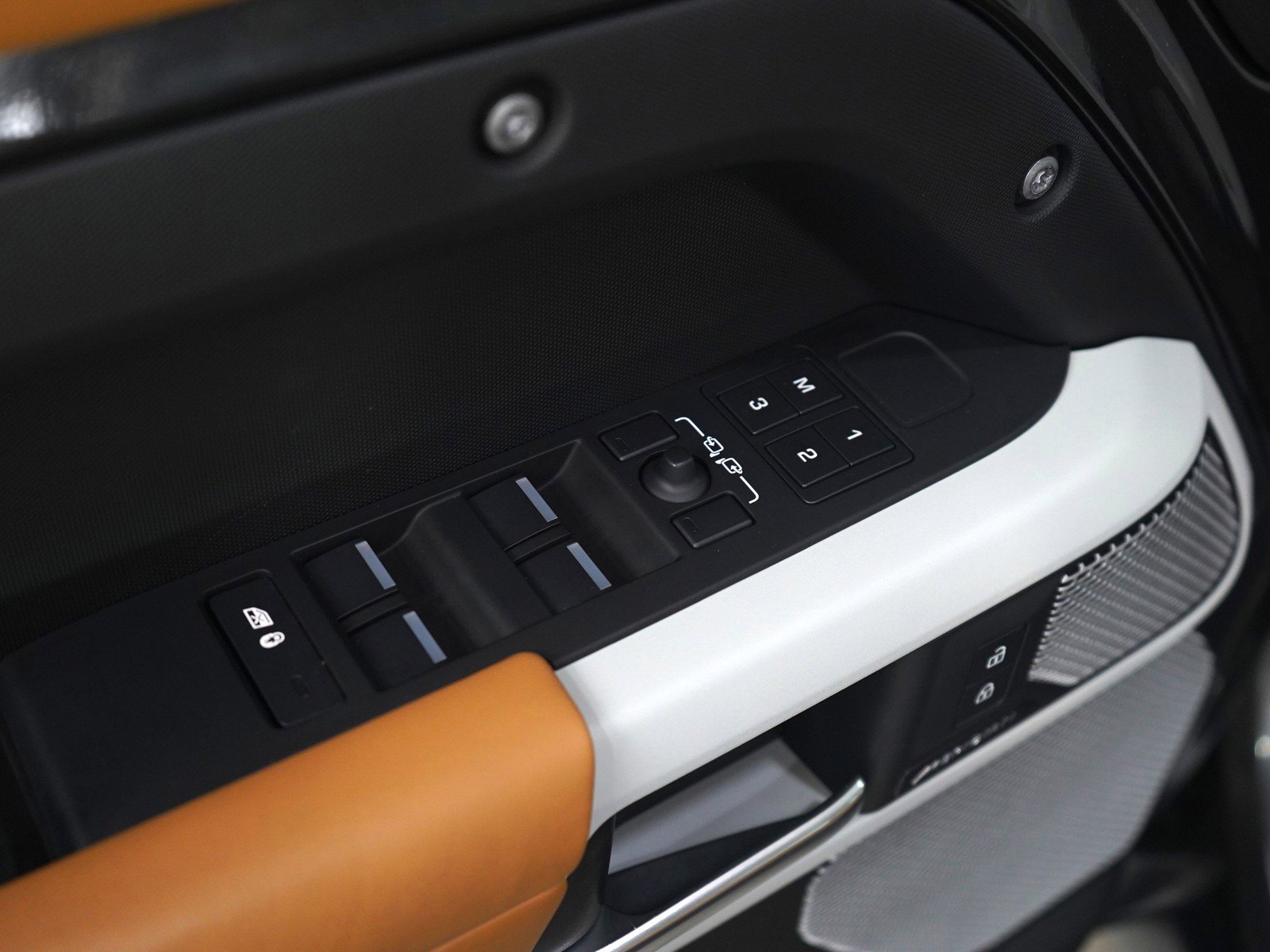 Used 2023 Land Rover Defender 130 First Edition image 21