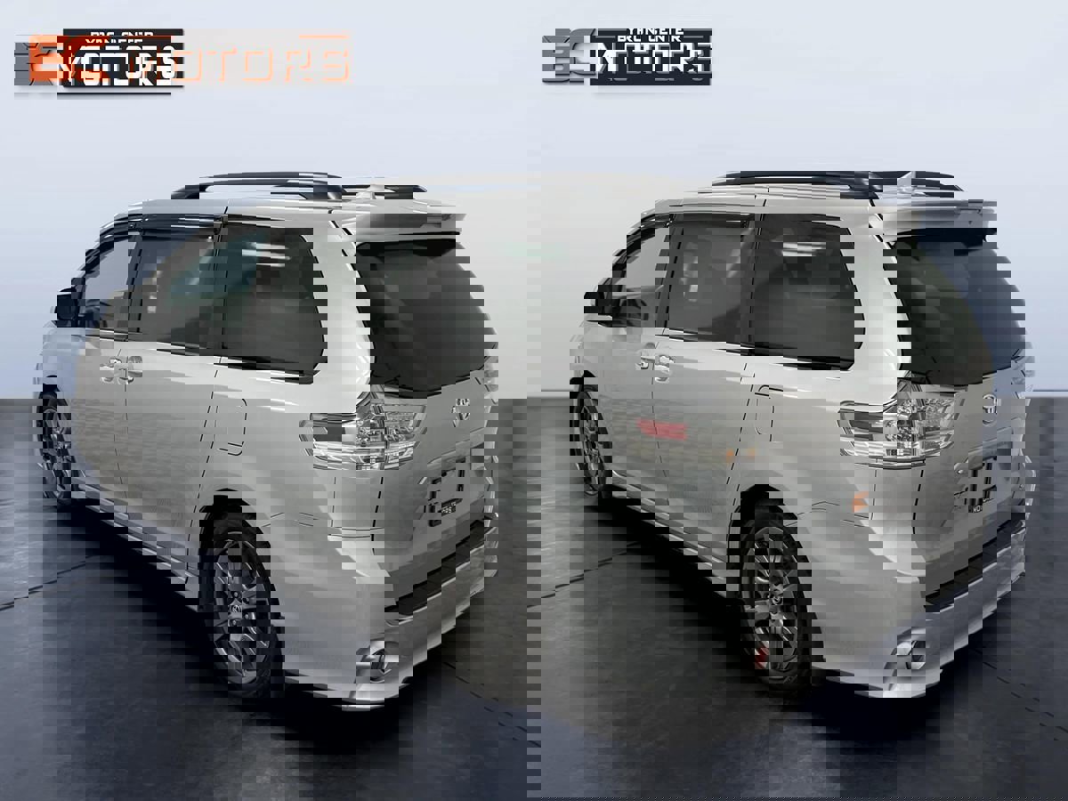 Used 2020 Toyota Sienna SE image 4