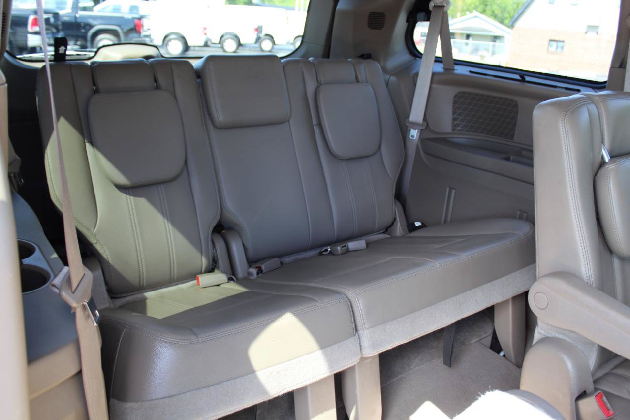 Used 2014 Chrysler Town & Country Touring FWD image 13