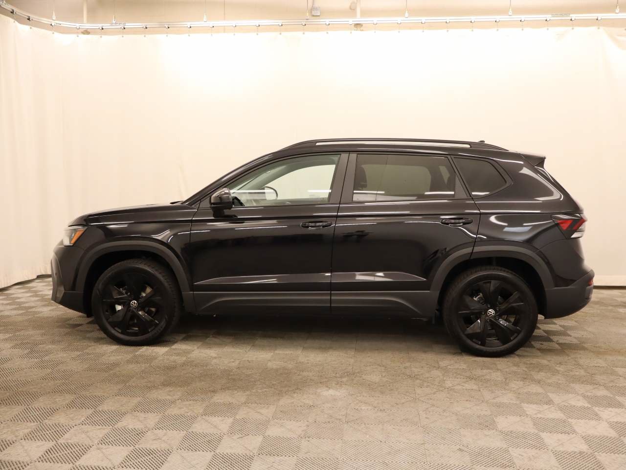 New 2026 Volkswagen Taos SE FWD image 2