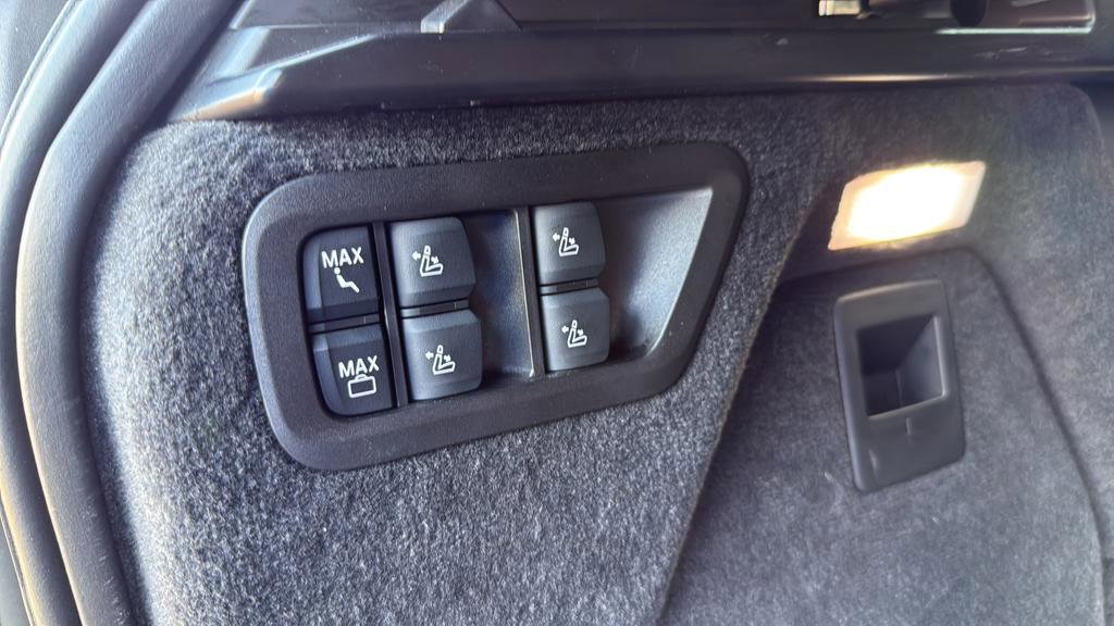 Used 2025 BMW X7 xDrive40i w/ Climate Comfort Package image 28