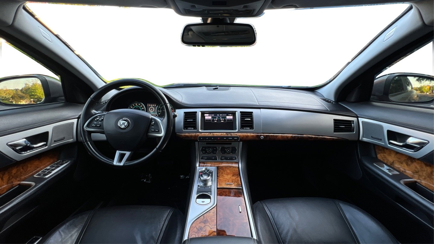 Used 2015 Jaguar XF Premium RWD image 39