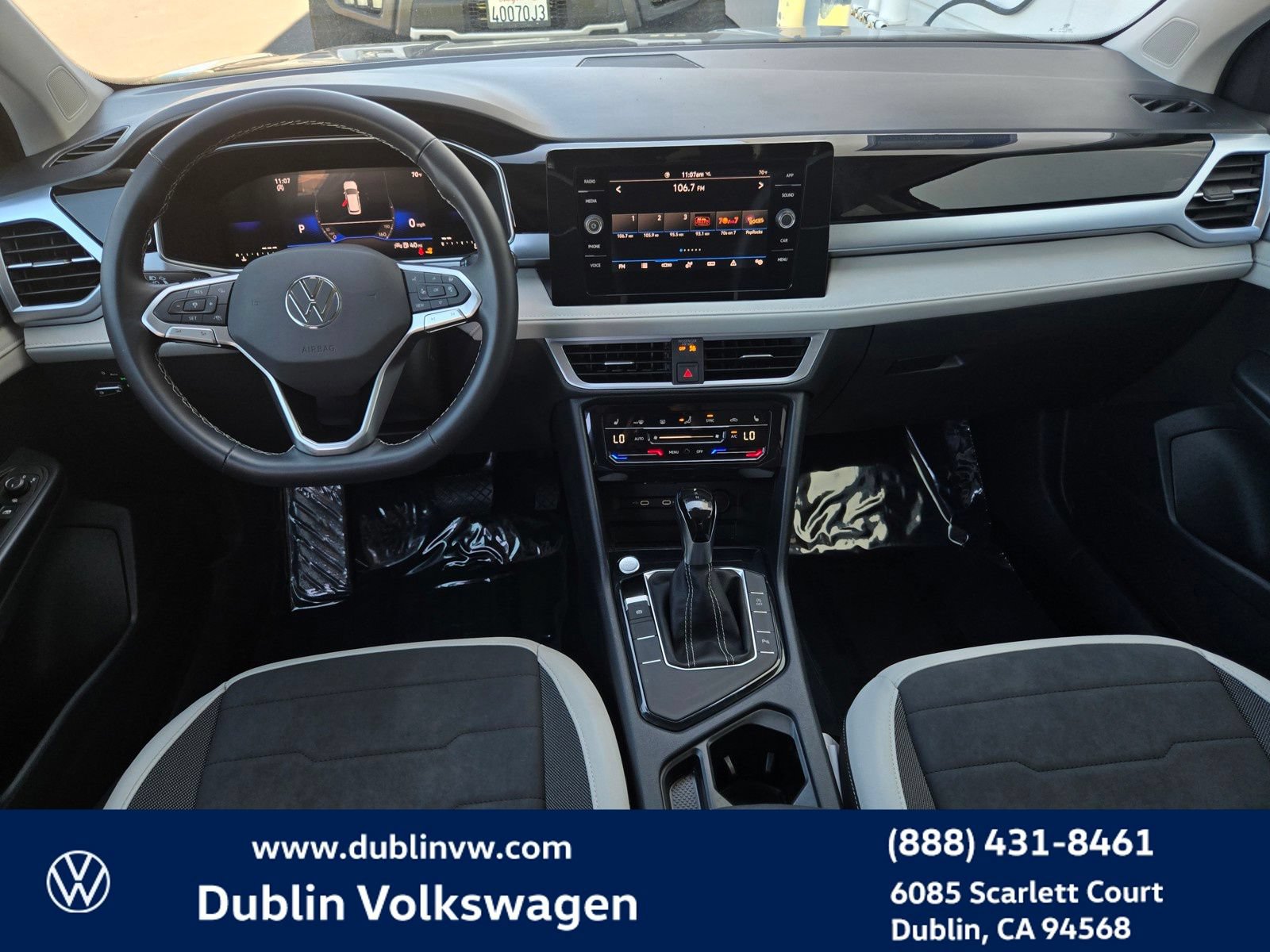 Certified 2025 Volkswagen Taos SE w/ Panoramic Sunroof Package FWD image 14