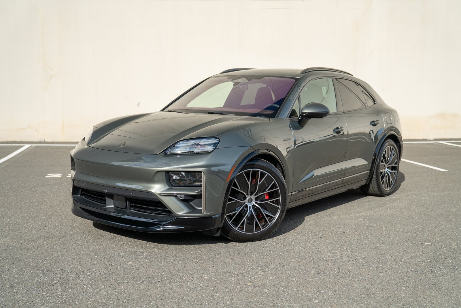 Certified 2025 Porsche Macan Turbo Electric AWD/4WD image 1
