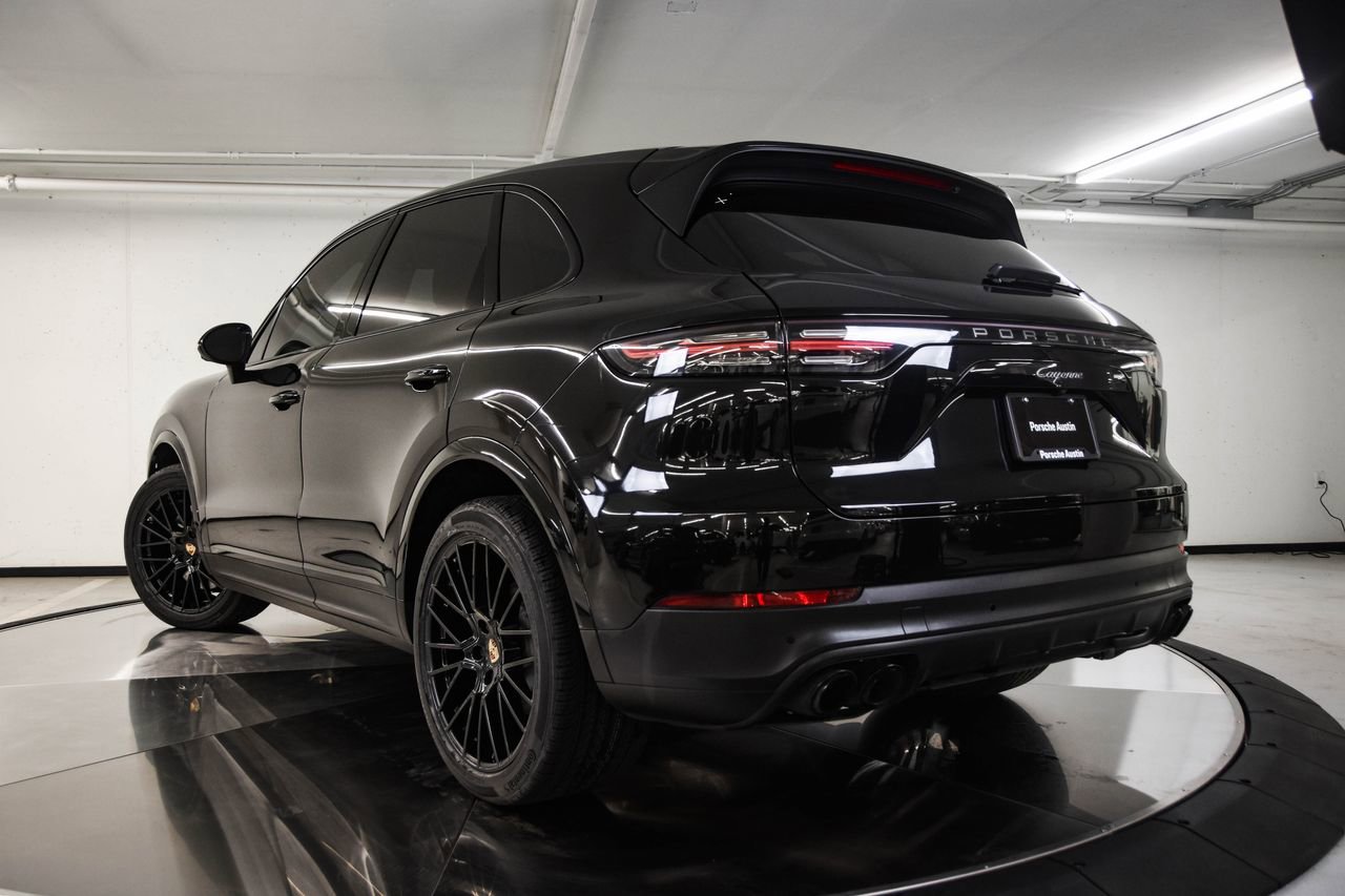 Certified 2023 Porsche Cayenne Platinum Edition image 3