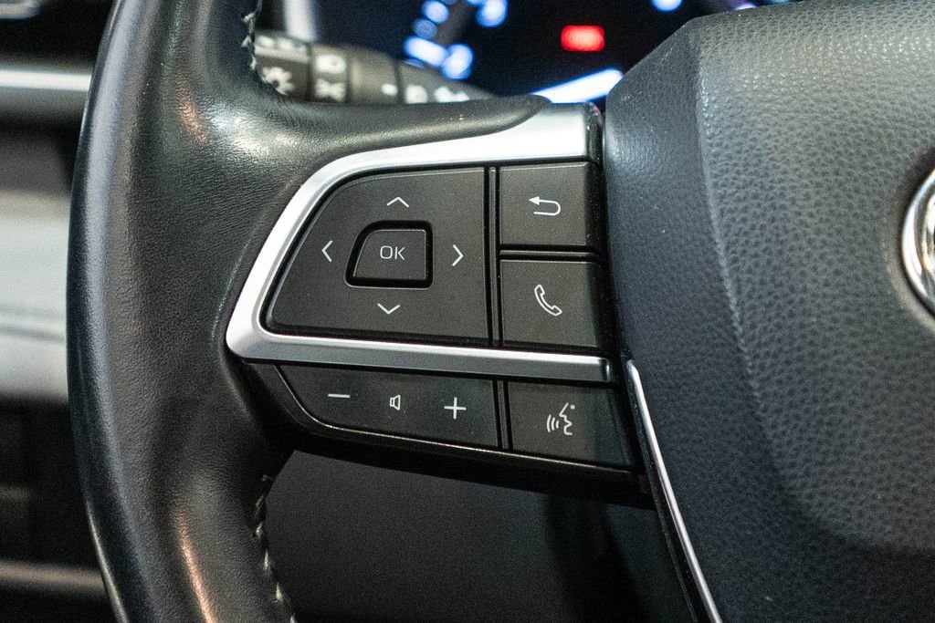 Used 2020 Toyota Highlander XLE AWD/4WD image 19