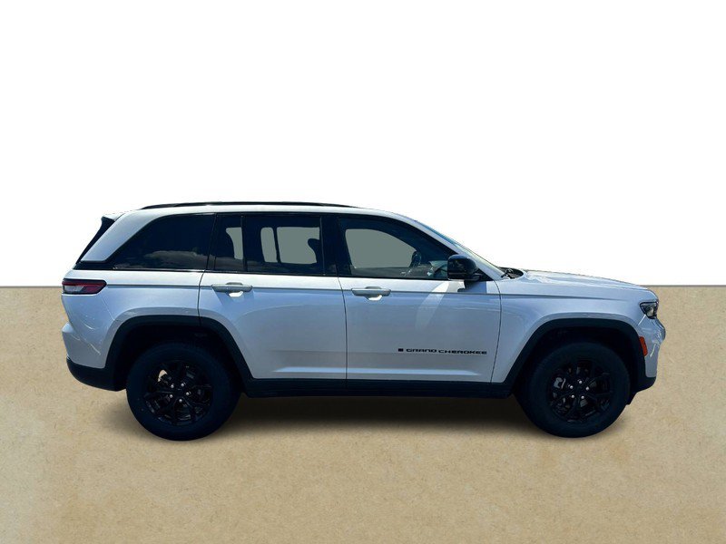 Used 2024 Jeep Grand Cherokee Altitude AWD/4WD image 2