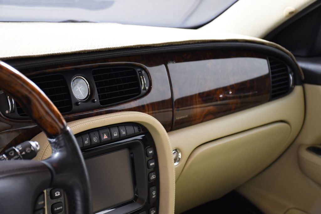 Used 2009 Jaguar XJ8 image 24