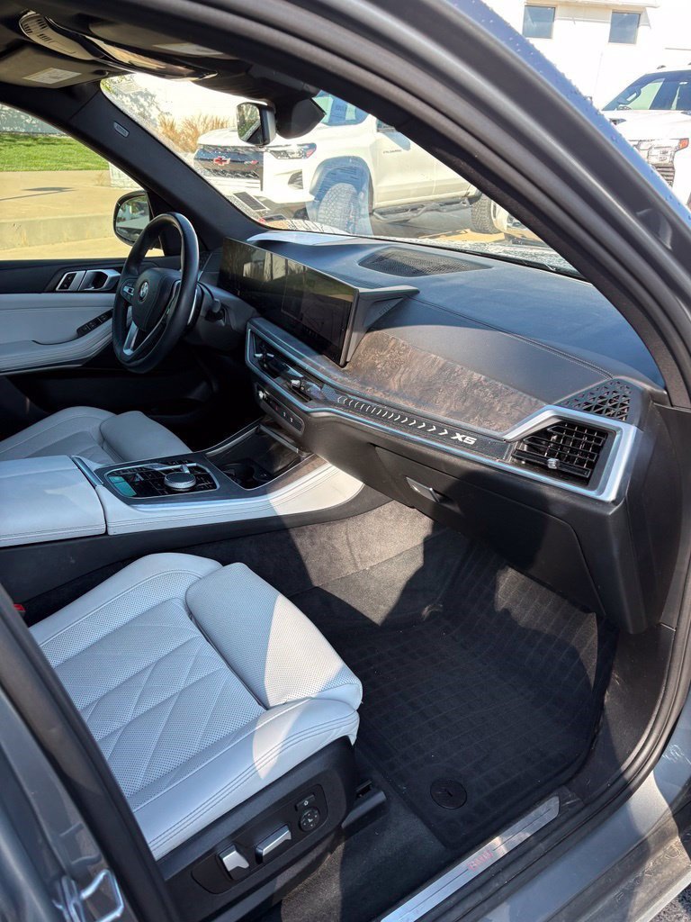 Used 2024 BMW X5 xDrive40i w/ Parking Assistance Package AWD/4WD image 11