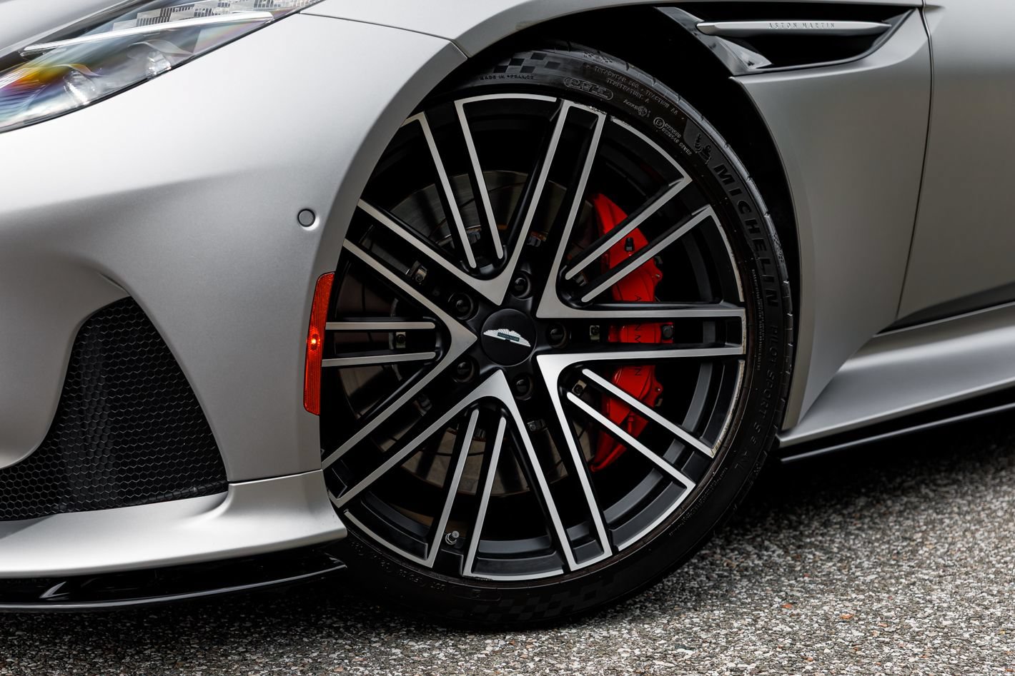 Used 2024 Aston Martin DB12 Coupe RWD image 32