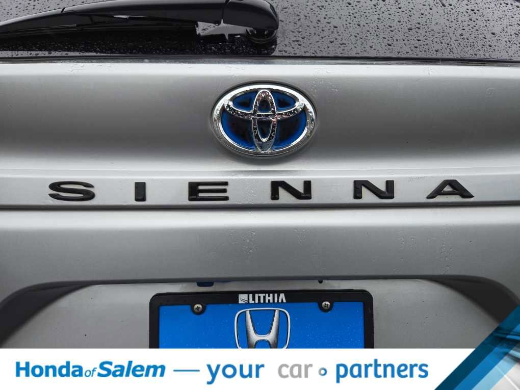 Used 2021 Toyota Sienna XLE w/ XLE Plus Package FWD image 8