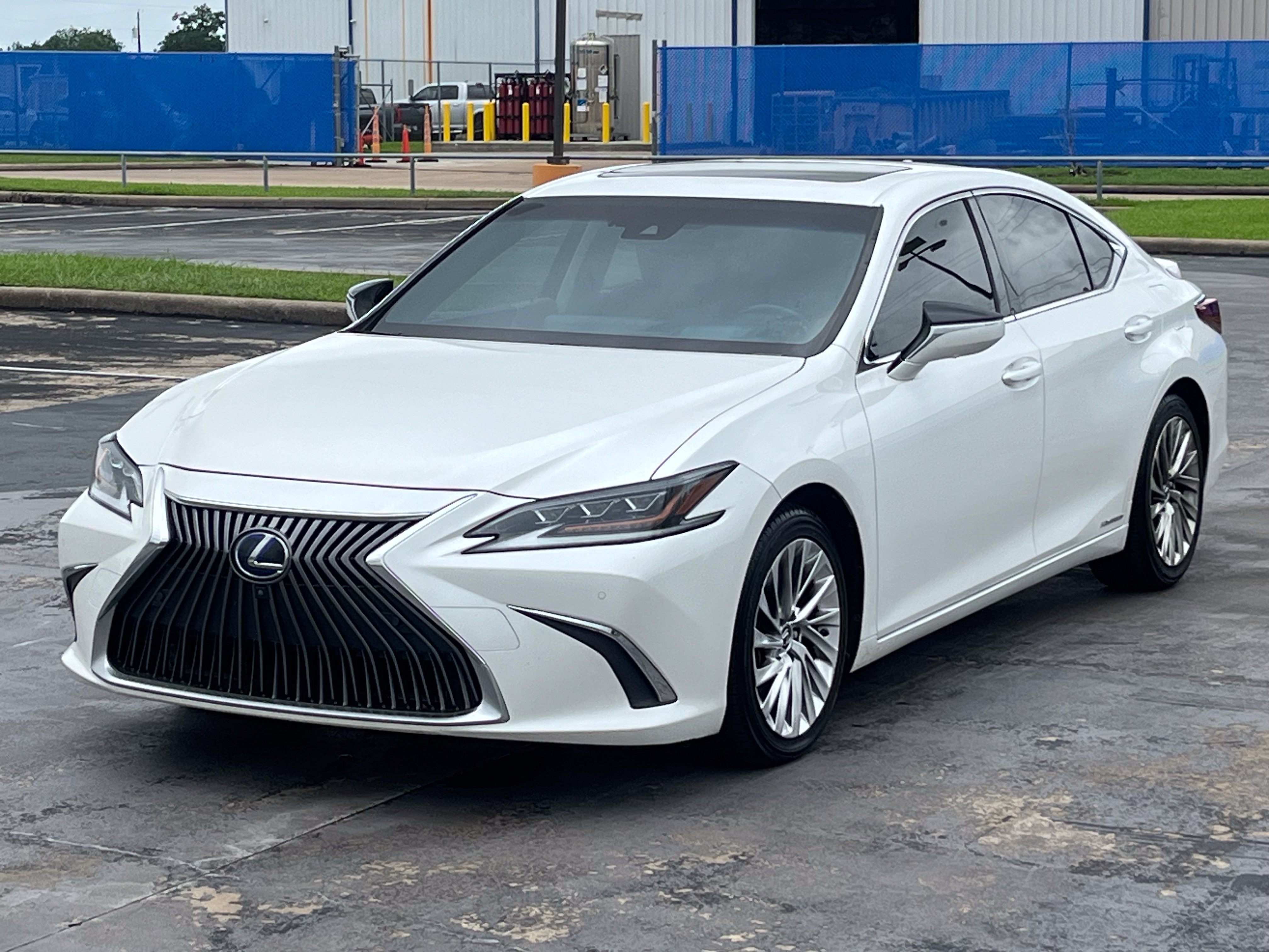 Used 2019 Lexus ES 300h Ultra Luxury w/ Accessory Package 2 FWD image 5
