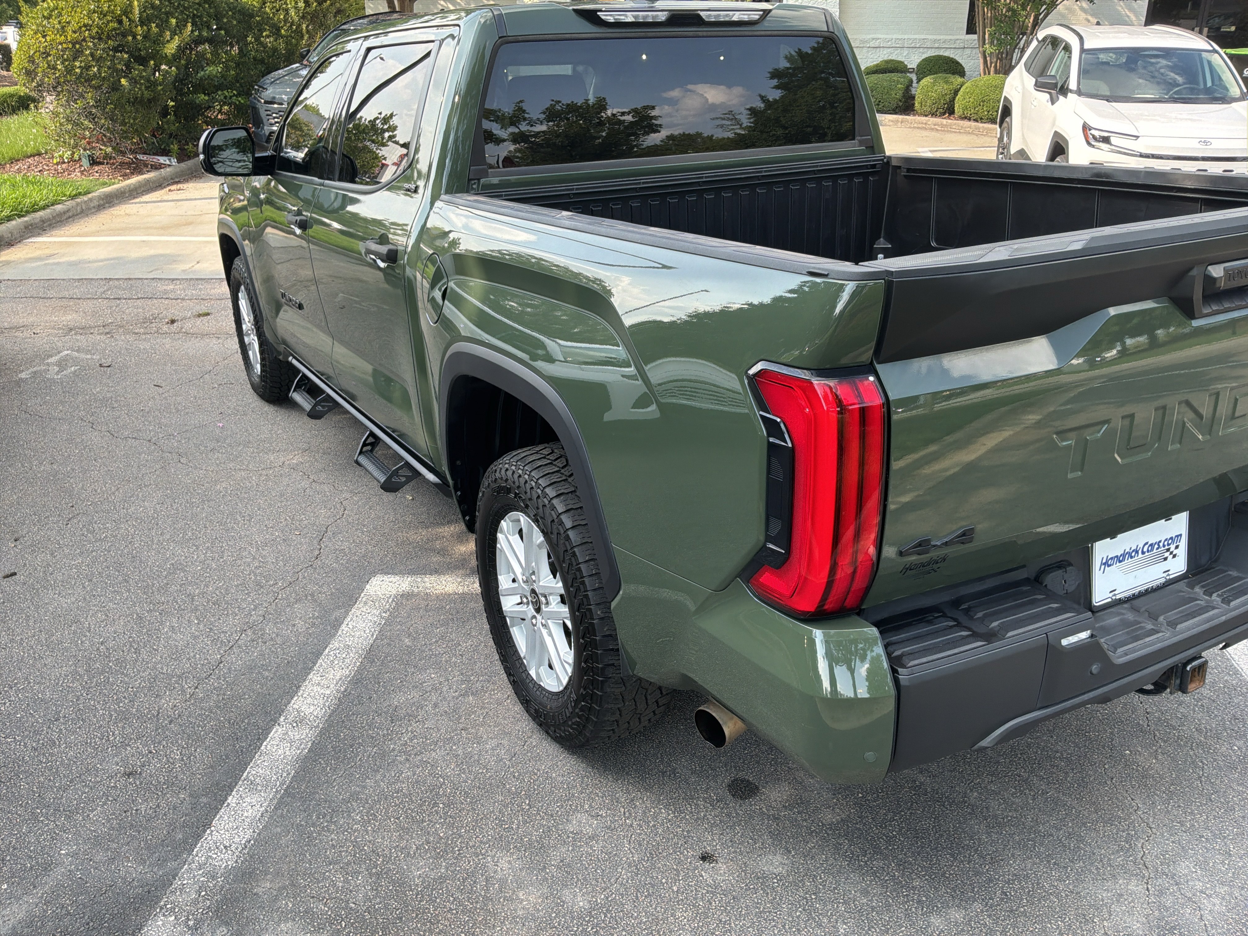 Used 2022 Toyota Tundra SR5 w/ SR5 Convenience Package AWD/4WD image 8