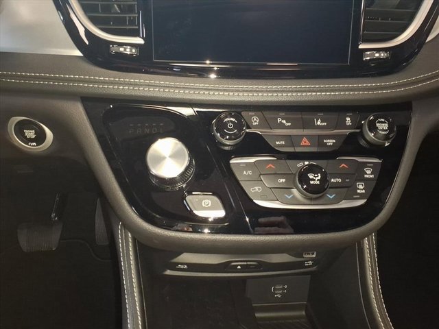 New 2026 Chrysler Pacifica Limited image 16