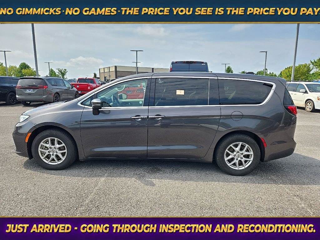 Used 2023 Chrysler Pacifica Touring-L FWD image 4