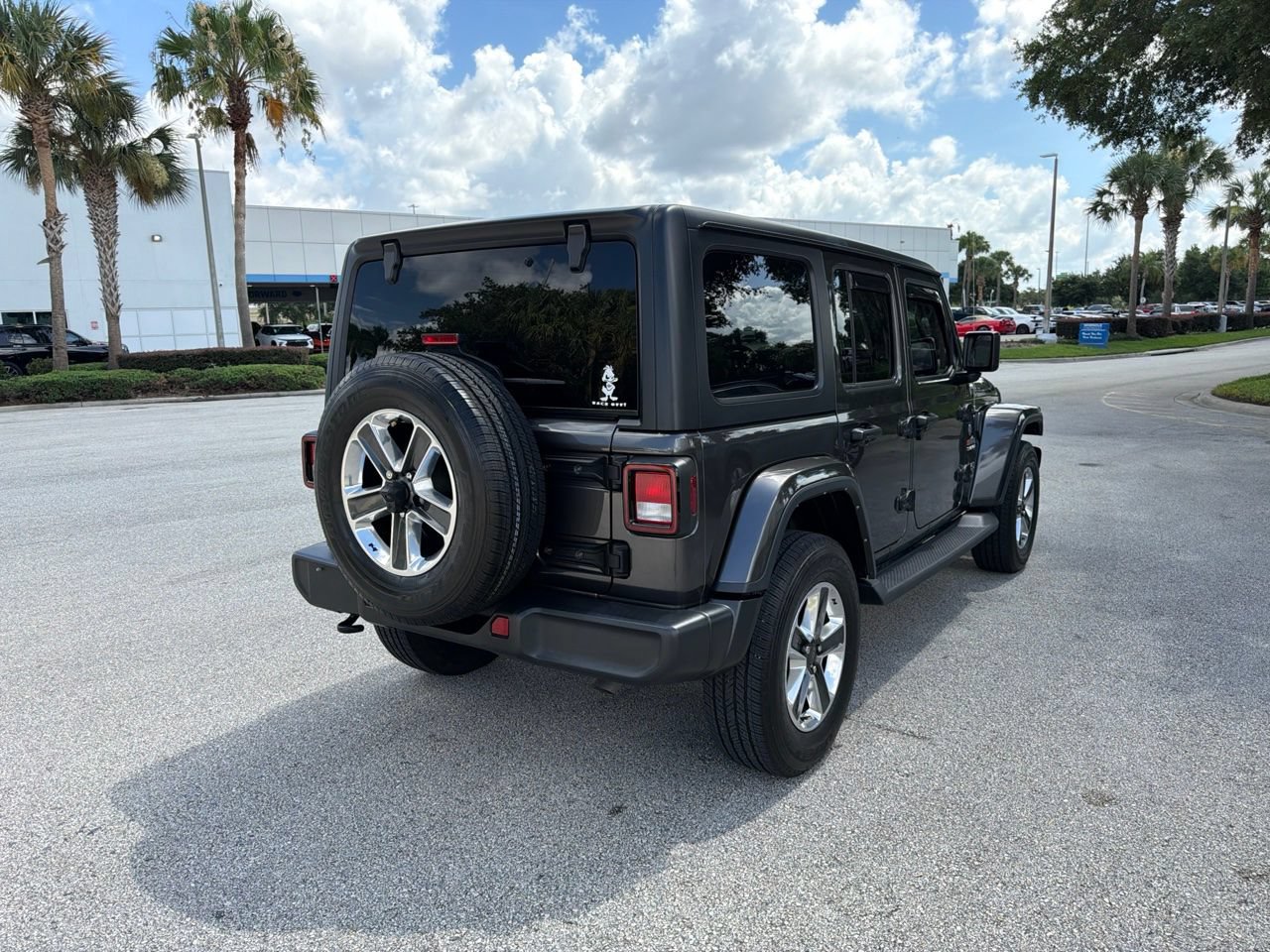 Used 2023 Jeep Wrangler Unlimited Sahara AWD/4WD image 5