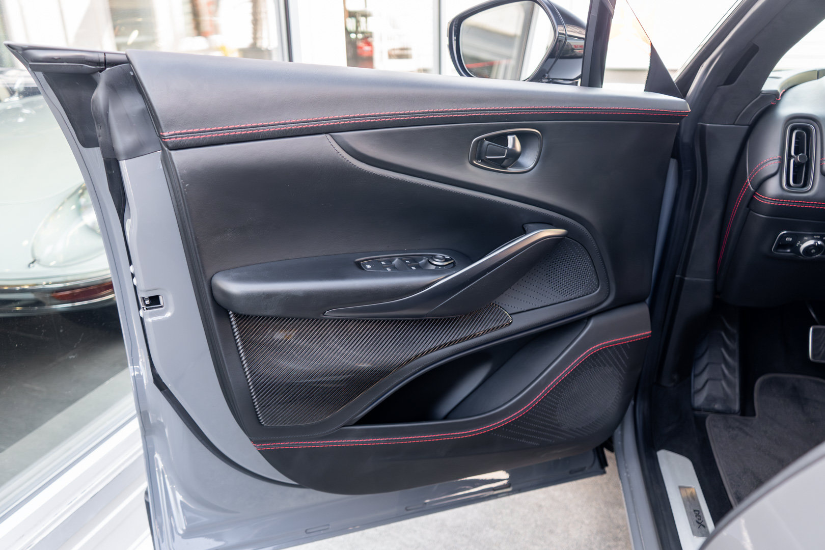 Used 2022 Aston Martin DBX AWD/4WD image 13