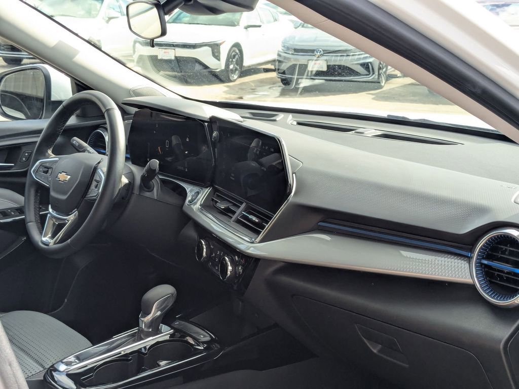 Used 2025 Chevrolet Trax LT w/ LT Convenience Package image 30