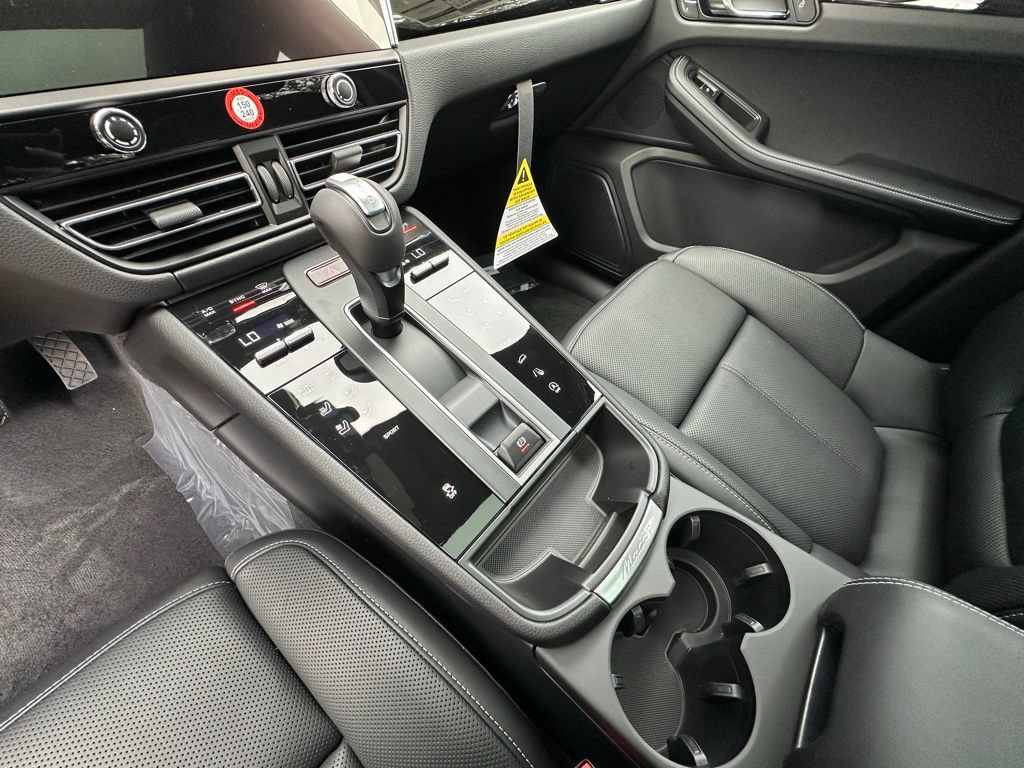 Certified 2026 Porsche Macan Turbo AWD/4WD image 28