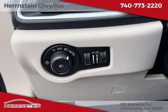 Used 2021 Chrysler Pacifica Touring-L image 17