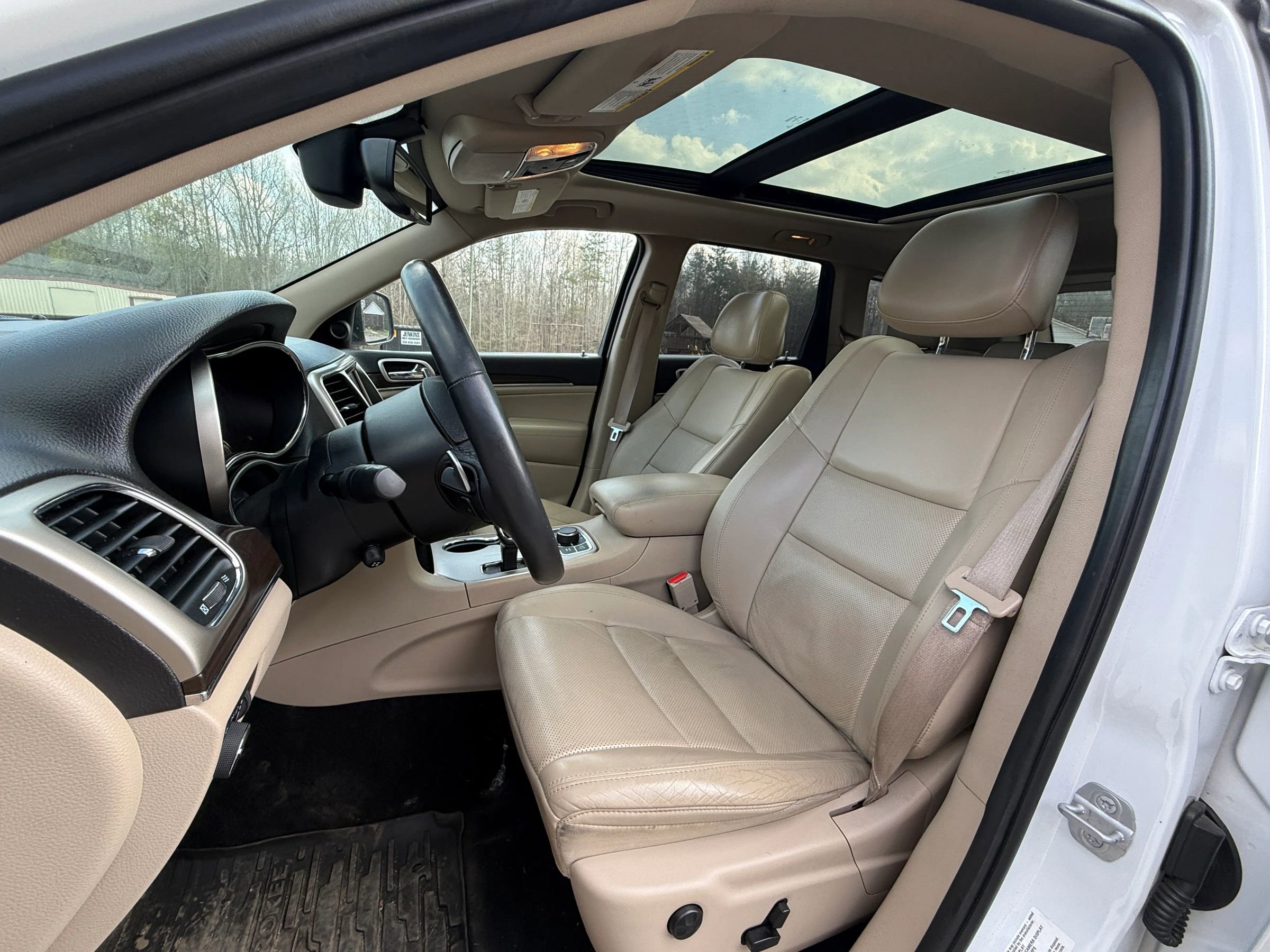 Used 2014 Jeep Grand Cherokee Limited w/ Luxury Group II AWD/4WD image 2